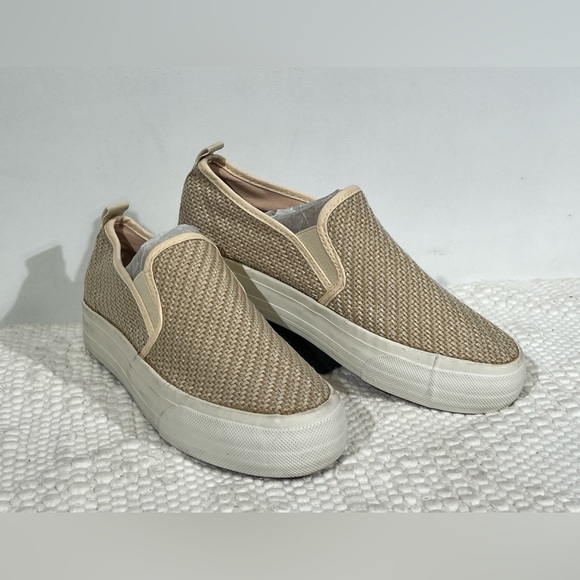 🛍️ Cream/tan RESTRICTED slip on shoes size 8.‎ - Picture 3 of 9